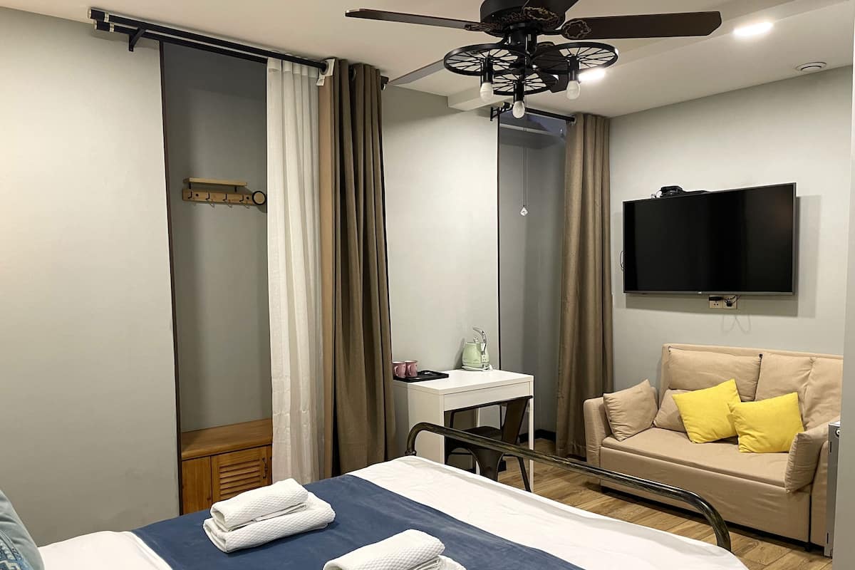 Kamar Double Keluarga | Tempat tidur Tempur-Pendic, meja kerja, dan ruang kerja ramah laptop