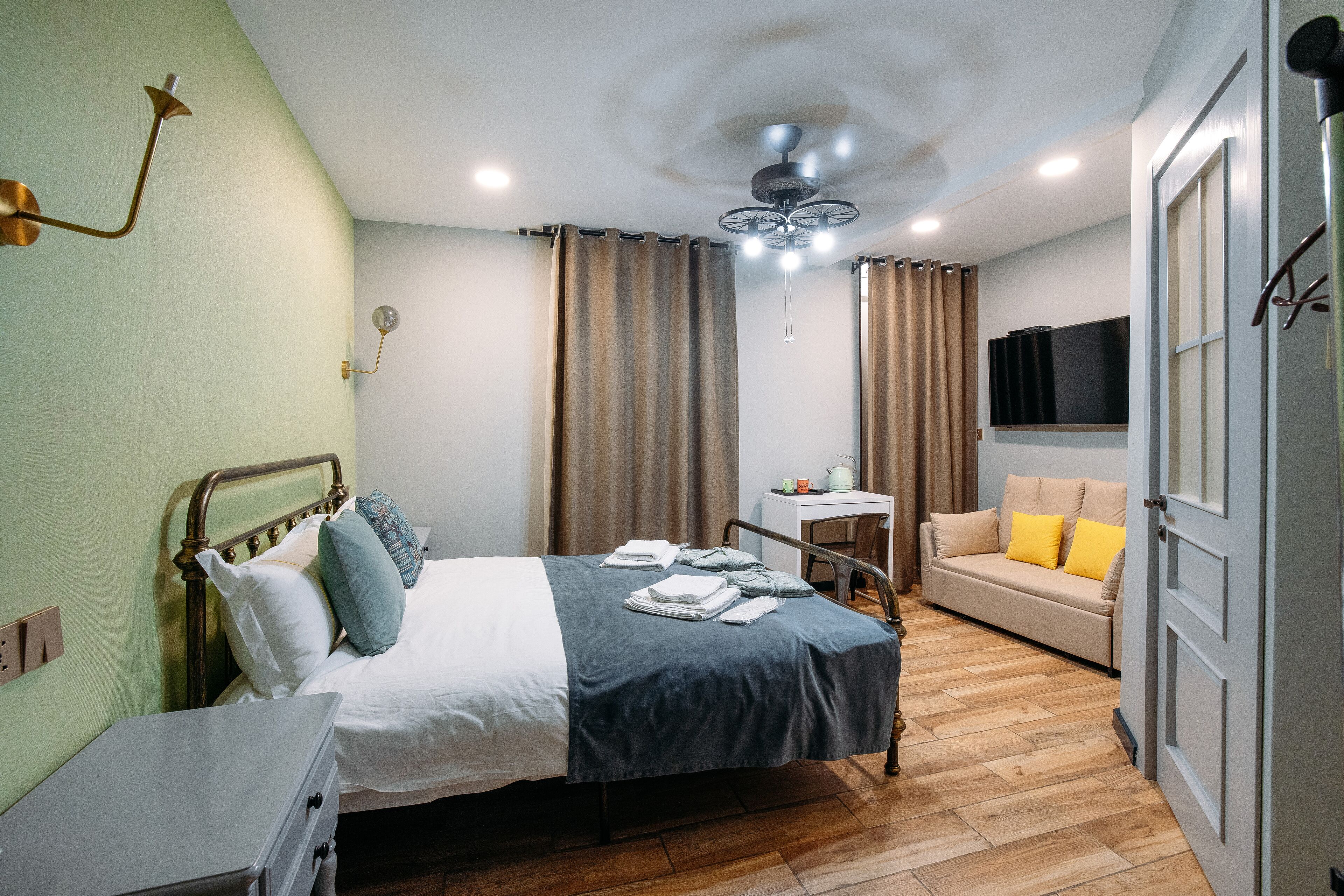 家庭雙人房 | Tempur-Pedic 床墊、書桌、筆電工作空間、熨斗/熨衣板