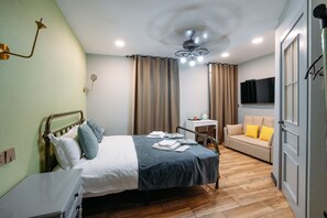 Kamar Double Keluarga | Tempat tidur Tempur-Pendic, meja kerja, dan ruang kerja ramah laptop