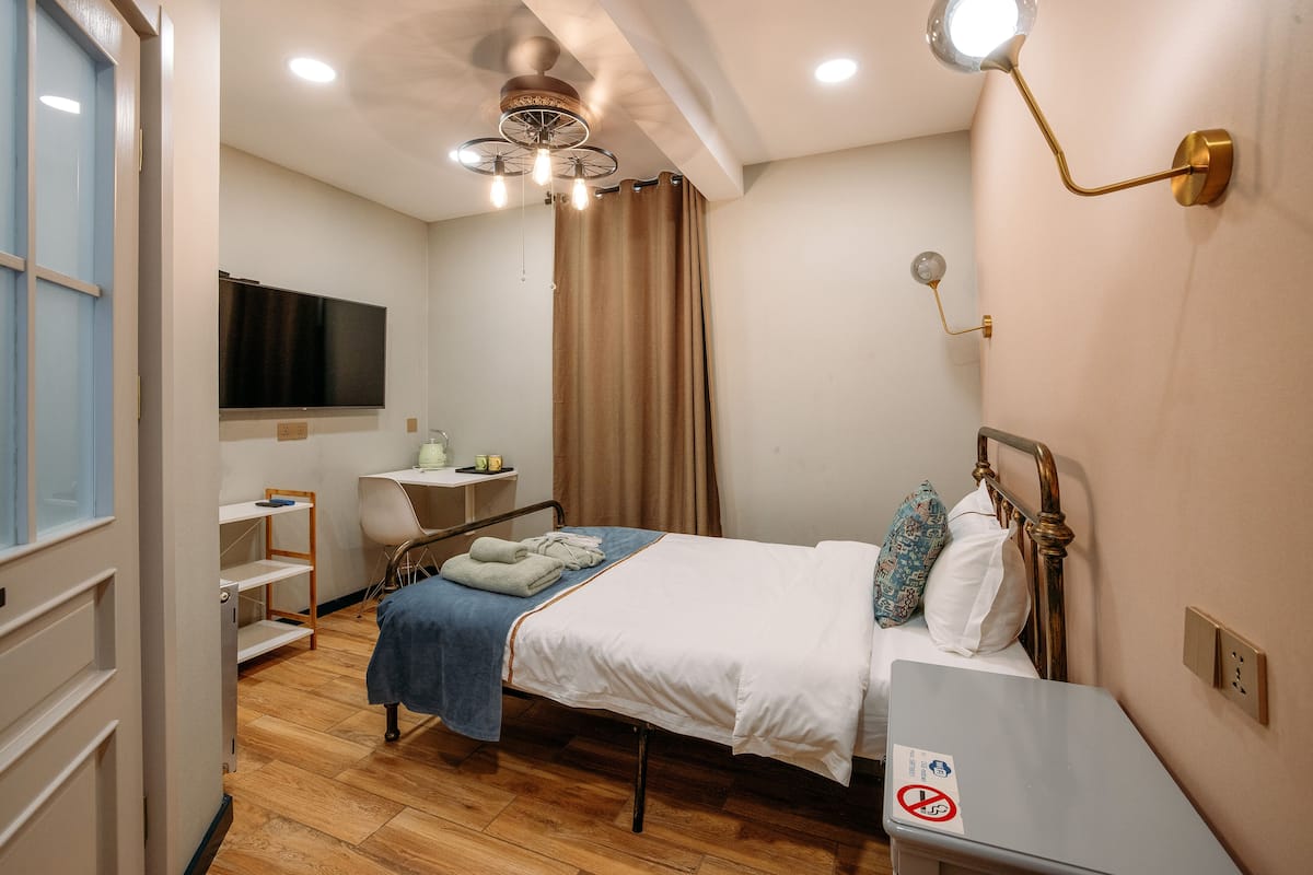 Kamar Single Standar | Tempat tidur Tempur-Pendic, meja kerja, dan ruang kerja ramah laptop