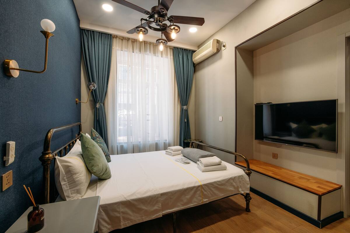 Kamar Double Basic | Tempat tidur Tempur-Pendic, meja kerja, dan ruang kerja ramah laptop