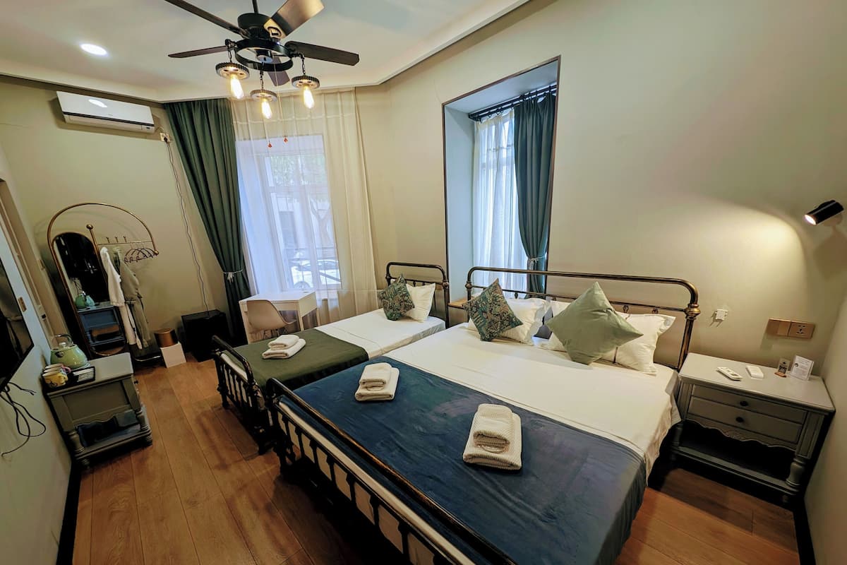 Kamar Triple Deluks, 2 kamar tidur | Tempat tidur Tempur-Pendic, meja kerja, dan ruang kerja ramah laptop