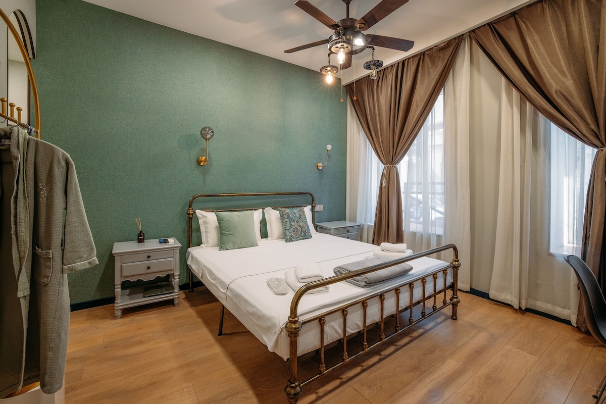 Studio Suite Deluks | Tempat tidur Tempur-Pendic, meja kerja, dan ruang kerja ramah laptop