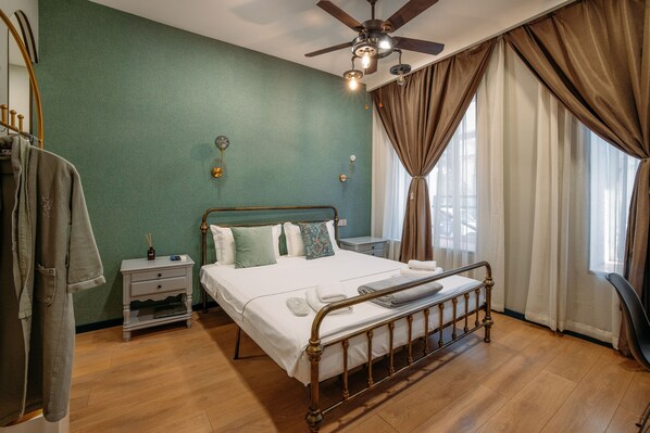 Deluxe Studio Suite | Tempur-Pedic beds, desk, laptop workspace, iron/ironing board - Apart-Hotel Console (Tbilisi)