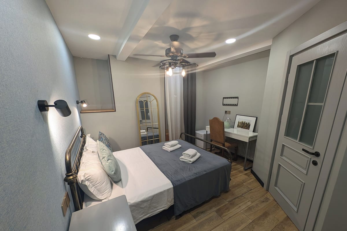 Kamar Double Ekonomi, 1 Tempat Tidur Double | Tempat tidur Tempur-Pendic, meja kerja, dan ruang kerja ramah laptop