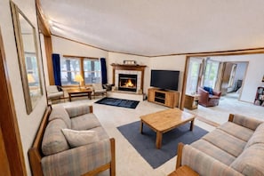 Una Smart TV, una chimenea