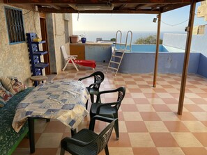 Outdoor dining - Spacious Coastal Retreat: Beach, Forest Sunset Views, Perfect for Family& Friend (Beni Chiker)