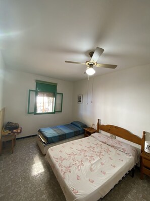 4 bedrooms, bed sheets