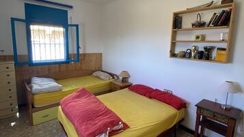 4 bedrooms, bed sheets