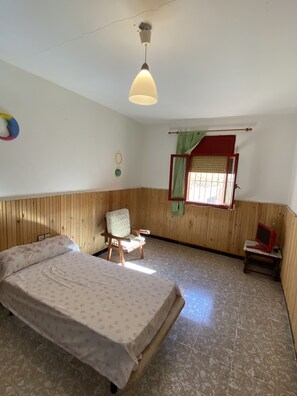 Room - Spacious Coastal Retreat: Beach, Forest Sunset Views, Perfect for Family& Friend (Beni Chiker)