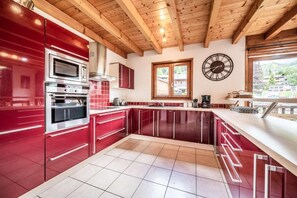 Fridge, microwave, oven, dishwasher - Chalet, fireplace or stove, parking, tv, ski locker, 208m², Morzine (Morzine)