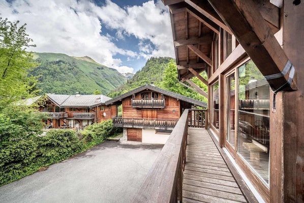 Property grounds - Chalet, fireplace or stove, parking, tv, ski locker, 208m², Morzine (Morzine)