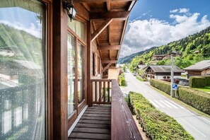 Exterior detail - Chalet, fireplace or stove, parking, tv, ski locker, 208m², Morzine (Morzine)