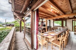 Outdoor dining - Chalet, fireplace or stove, parking, tv, ski locker, 208m², Morzine (Morzine)