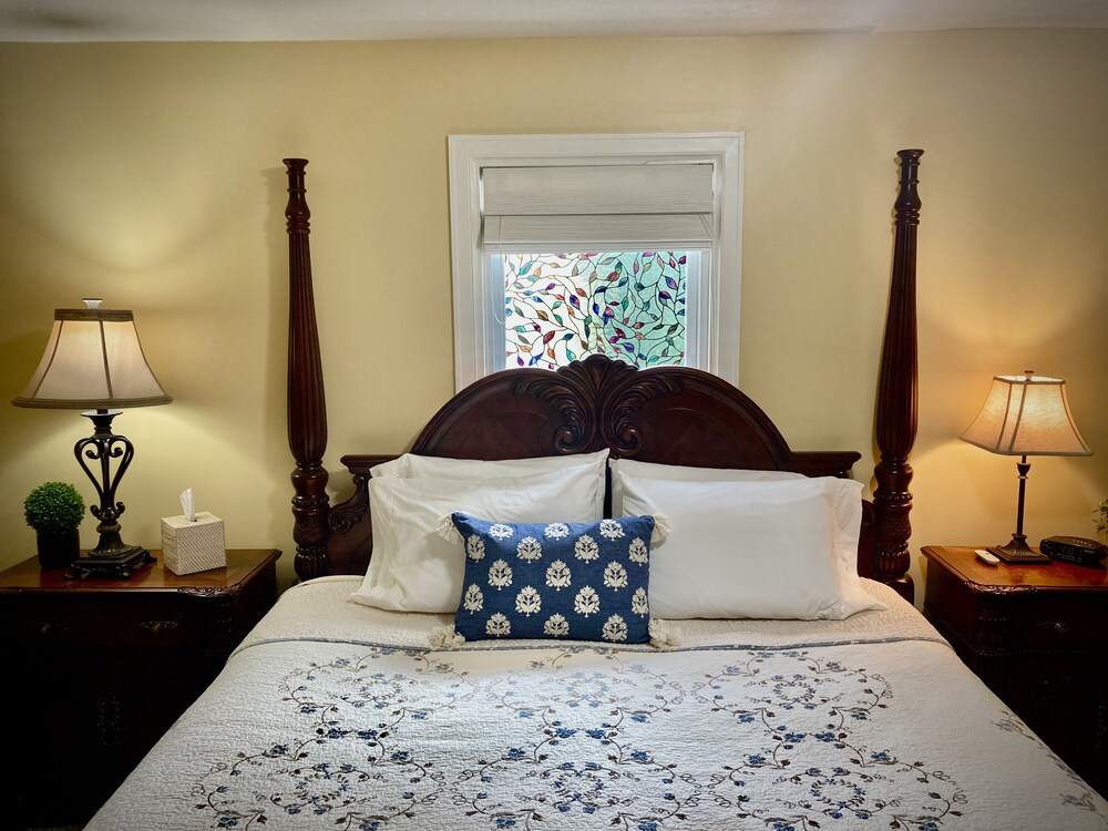 College of Wooster Lovely Historic Home w/ 5 bedrooms and Lots of