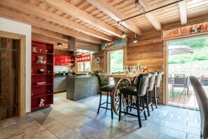 Dining - Chalet, swimming pool, sauna, terrace, fireplace or stove, parking, tv, ski locker, 175m², Morzine (Morzine)