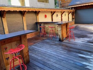 Outdoor dining - Chalet, swimming pool, sauna, terrace, fireplace or stove, parking, tv, ski locker, 175m², Morzine (Morzine)