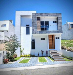 Exterior - Casa Moderna con Recamara en Planta Baja, Juriquilla (Queretaro)