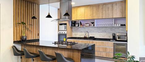 Kühlschrank, Mikrowelle, Ofen, Herdplatte