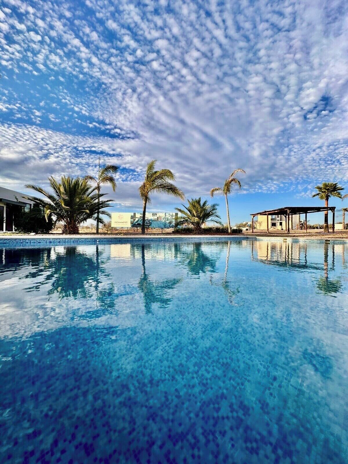 Utendørsbasseng og et oppvarmet basseng