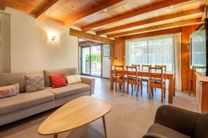 Living area - 100m from resort center, Ground floor, terrace, parking, tv, ski locker, 67m², Morzine (Morzine)