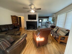 Smart TV, chimenea, videojuegos, libros