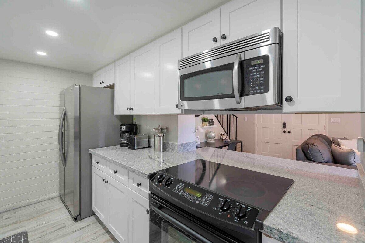 Een koelkast, een magnetron, een oven, een kookplaat