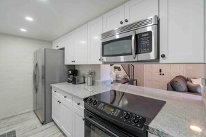 Fridge, microwave, oven, stovetop - 3 King Beds-Light Rail 1 mile-Centrally Located (Mesa)