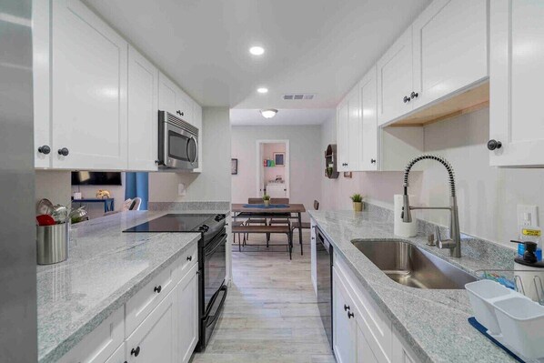 Fridge, microwave, oven, stovetop - 3 King Beds-Light Rail 1 mile-Centrally Located (Mesa)