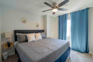 3 bedrooms, desk, iron/ironing board, WiFi - 3 King Beds-Light Rail 1 mile-Centrally Located (Mesa)