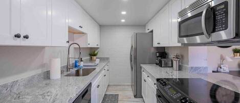 Geladeira, micro-ondas, fogão, cooktop