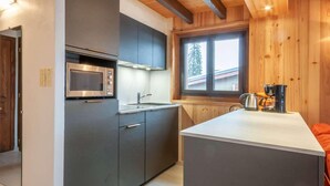 A compact kitchen with a built-in microwave, a sink, and a coffee maker. - 100m from ski slopes, 1st floor, balcony, parking, tv, ski locker, 40m², Morzine (Morzine)