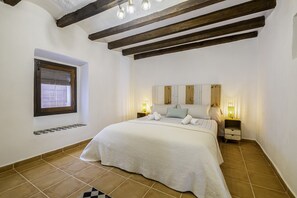 4 bedrooms, iron/ironing board, travel cot, WiFi