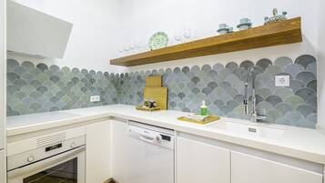 Een koelkast, een microgolfoven, een oven, een kookplaat