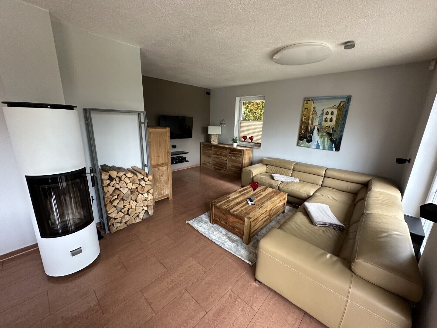 Smart TV, fireplace