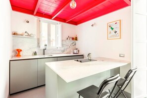 Kühlschrank, Ofen, Herdplatte, Wasserkocher mit Kaffee-/Teezubehör