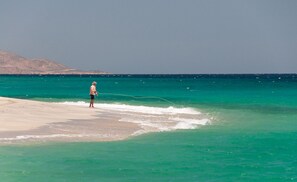 Sun loungers, beach towels - Villa Tranquilo, White sand Beach front, new infinity pool; walk to everything! (Los Barriles)