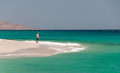 Villa Tranquilo, White sand Beach front, new infinity pool; walk to everything!