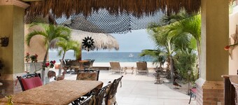 Villa Tranquilo, White sand Beach front, new infinity pool; walk to everything!