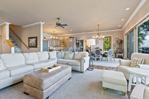 Smart TV, fireplace, video games, table tennis - Spectacular Waterfront Getaway (Sagle)