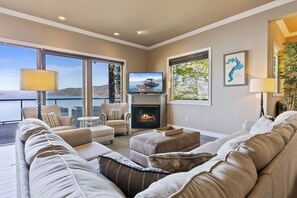 Smart TV, fireplace, video games, table tennis