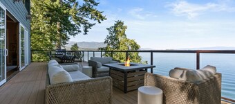 Spectacular Waterfront Getaway