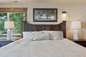 5 bedrooms, desk, iron/ironing board, travel crib
