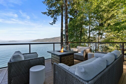 Spectacular Waterfront Getaway