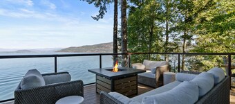 Spectacular Waterfront Getaway