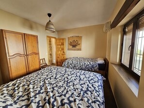 4 Schlafzimmer, Schreibtisch, Bügeleisen/Bügelbrett, Reisekinderbett
