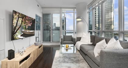 Stunning Downtown Toronto 2 Bedroom & 2 Washroom CN Tower/Lake Views