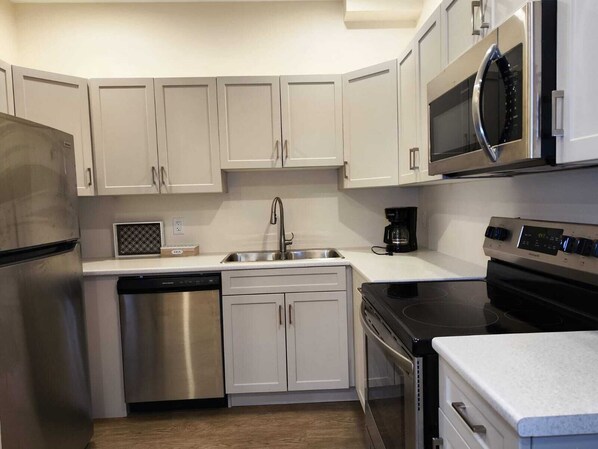 Fridge, microwave, stovetop, dishwasher