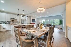 Dining - Luxe & Modern Seattle Escape! 9 Mi to Dtwn (Seattle)