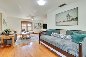TV, books, stereo, offices - Mount Dora Home: Private Pool & Tropical Bar! (Mt Dora)